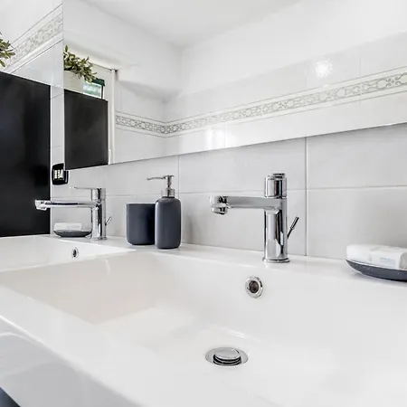 Herons Bright Close Metro Station Daire